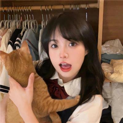 玻璃橱窗中的姑娘